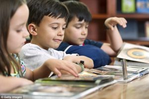 livro com páginas 3d