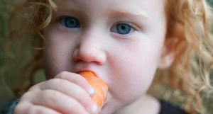 criança comer legumes