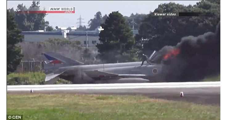 Piloto de caça japonês foge de sua aeronave em chamas – Vídeo!
