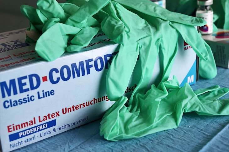 Usar luvas não aumenta proteção contra COVID-19 – Saiba mais!