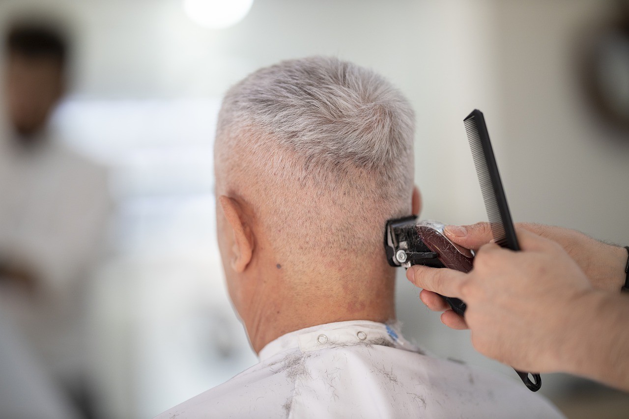 Cabelo branco: médicos explicam as causas e ensinam como lidar com ele