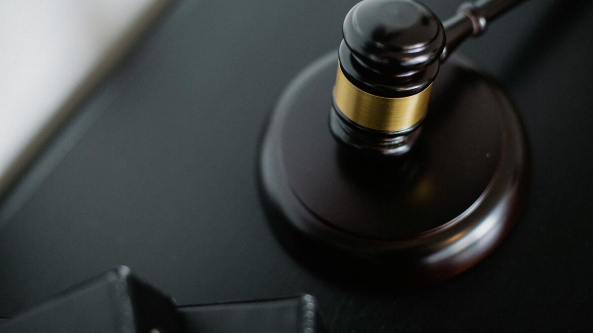 Prédio de tribunal com colunas de mármore representando o sistema judiciário americano envolvido no acordo de copyright da Anthropic