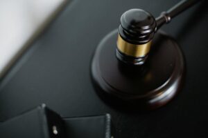 Prédio de tribunal com colunas de mármore representando o sistema judiciário americano envolvido no acordo de copyright da Anthropic