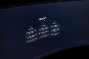Tela de computador exibindo código e texto gerado por inteligência artificial, representando o problema de papers com conteúdo de IA enviados para o arXiv.