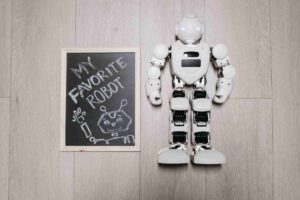 Robô de IA de cor verde e roxo em forma de brinquedo infantil com expressão amigável