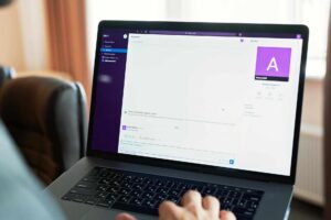 Janela do navegador Chrome aberta em uma tela de laptop mostrando a barra de endereços
