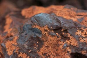 Fragmento de trinitita verde e irregular, material vítreo formado pela fusão de areia e metais na primeira explosão nuclear, em 1945.