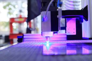 Átomos suspensos em luz laser formando uma rede de cristal óptico para computação quântica