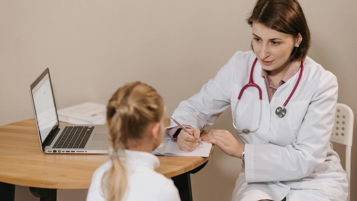 Médico conversando com paciente em consultório, representando confiança médica