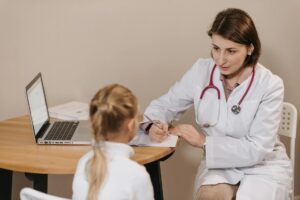 Médico conversando com paciente em consultório, representando confiança médica