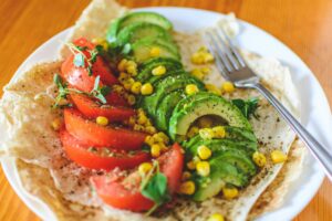 Prato com alimentos da dieta mediterrânea: azeite, vegetais frescos e peixe