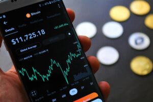 Analista monitorando padrões de negociação em telas de computador com dados de transações no Polymarket.