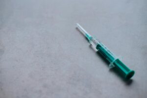 Seringa com medicamento líquido, usada para injeções de GLP-1 como semaglutida e tirzepatida