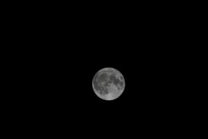 Horizonte lunar fotografado da superfície com céu escuro acima