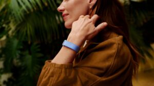 Fitbit Air, o rastreador de saúde sem tela do Google, com pulseira esportiva no pulso