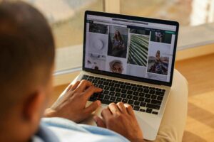 Interface de busca do Google com resultados e links de websites em destaque