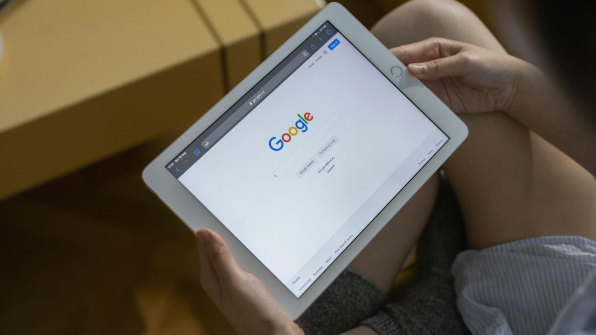 Nova interface de busca do Google com IA, mostrando aplicativos gerados instantaneamente e integração do AI Mode