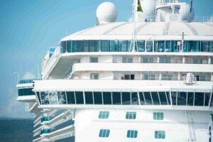 Navio de cruzeiro navegando no oceano atlântico com passageiros em movimento