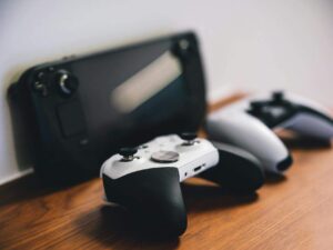 Estúdio de desenvolvimento de games com profissionais trabalhando em estações com múltiplos monitores