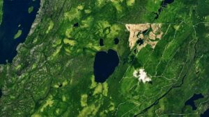 Imagem de satélite mostrando o Lac Rouge em Quebec antes e depois do colapso catastrófico de 2024-2025