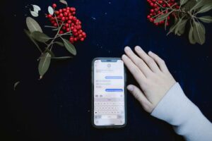 Adolescente segurando smartphone com aplicativo aberto na tela