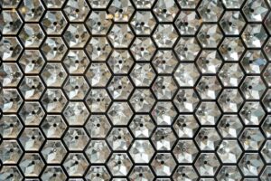 Cristal mineral com propriedades quânticas sob luz de laboratório