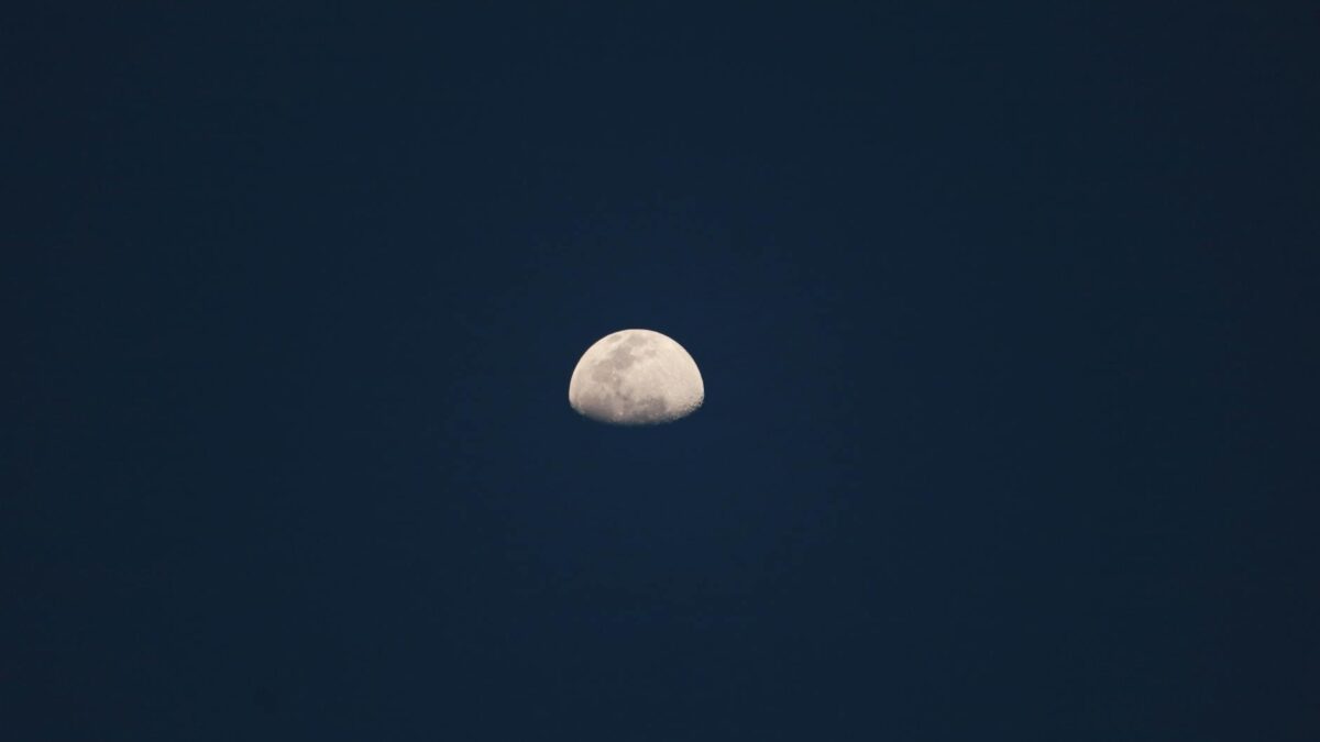 Microlua azul visível no céu noturno durante raro fenômeno astronômico