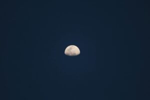 Microlua azul visível no céu noturno durante raro fenômeno astronômico
