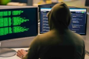 Interface do navegador Firefox mostrando código de programação em segundo plano com símbolos de segurança digital