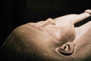 Pente de âmbar negro e frascos de vidro antigos encontrados em tumba romana em Colchester