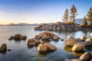 Paisagem montanhosa de Lake Tahoe com residências ao pé da serra Nevada ao entardecer