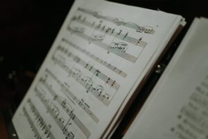 Notação musical do Dies irae, cântico latino medieval do século XIII usado em trilhas sonoras de filmes e videogames.