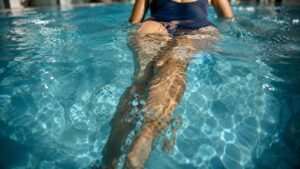 Mulher em fase de perimenopausa experienciando sintomas hormonais como afrontamentos e alterações de humor