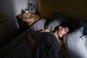 Pessoa dormindo e acordando durante a noite.