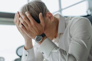 Viajante cansado dormindo em avião após cruzar fusos horários e sofrer jet lag