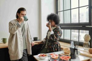 Pessoa acordando cedo de manhã numa rotina consistente e estruturada