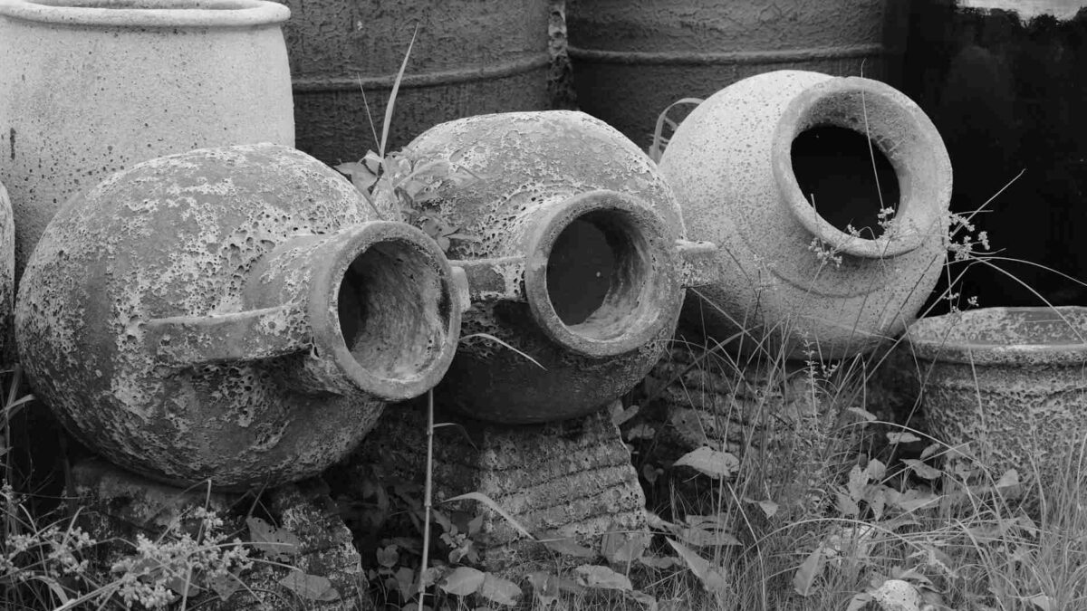 Urnas de cerâmica e artefatos de sepultamento da Idade do Bronze achados em escavações arqueológicas