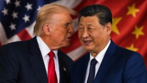 Executivos de empresas de tecnologia em sala de conferências durante negociação bilateral. Trump visita China.