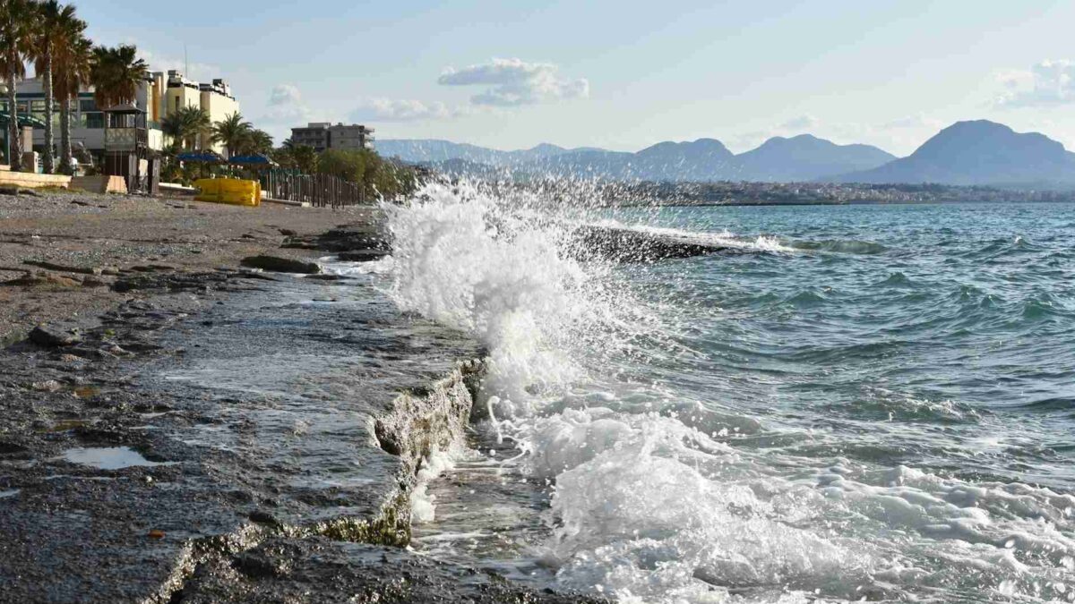 Ondas de tsunami se aproximando da costa do Mediterrâneo com mar agitado e espuma branca