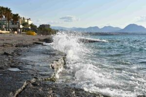 Ondas de tsunami se aproximando da costa do Mediterrâneo com mar agitado e espuma branca