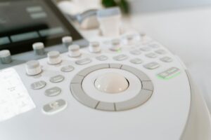 Equipamento de ultrassom hospitalar gerando ondas sonoras em laboratório para destruir vírus