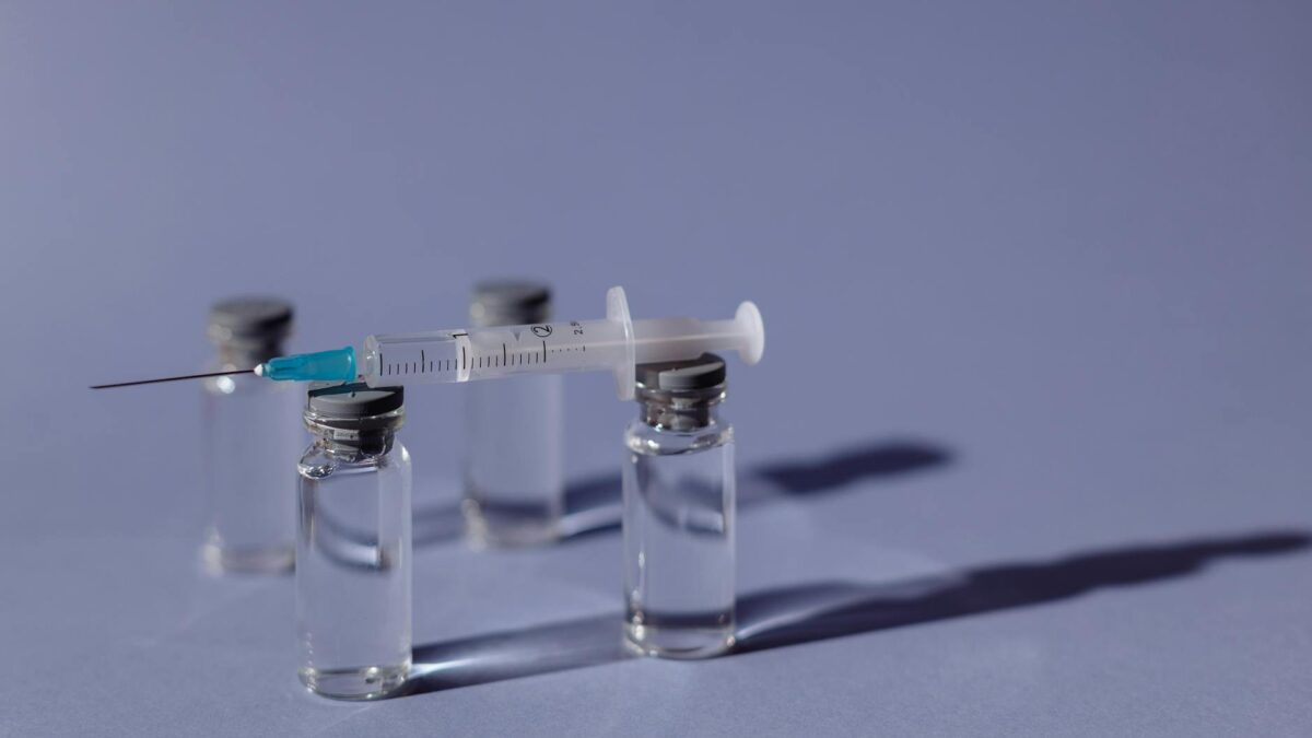 Representação científica de mutações genéticas em levedura durante experimento evolutivo controlado
