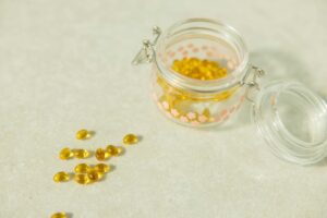Comprimidos de vitamina D sobre uma superfície clara, com luz solar suave ao fundo