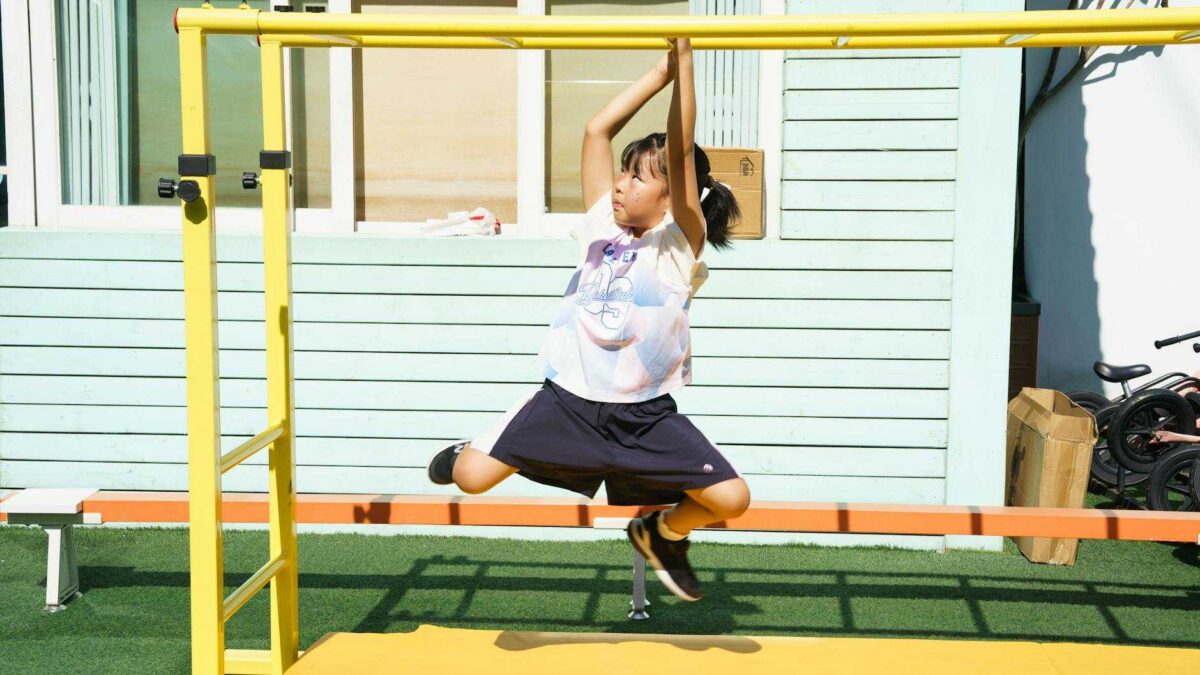 Criança brincando ao ar livre, atividade que um estudo longitudinal associa a trajetórias mais saudáveis de saúde mental infantil