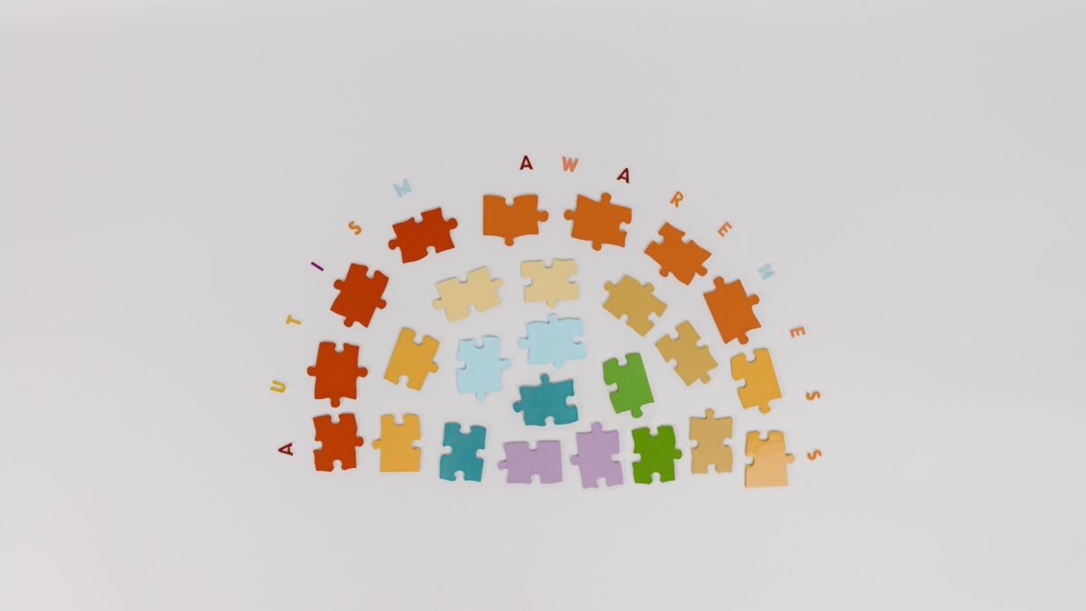 Visualização de varredura cerebral mostrando padrões de conectividade neural em dois subtipos distintos de autismo