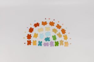 Visualização de varredura cerebral mostrando padrões de conectividade neural em dois subtipos distintos de autismo