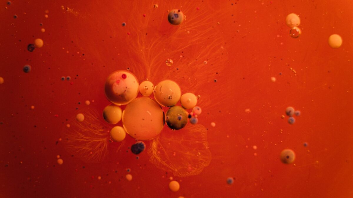 Ilustração de nanopartículas microscópicas se movendo através de líquido com moléculas de álcool