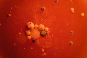 Ilustração de nanopartículas microscópicas se movendo através de líquido com moléculas de álcool
